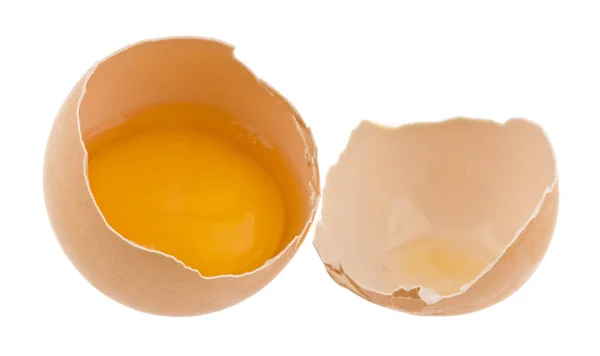 Gebroken kip ei geïsoleerd op witte achtergrond close-up — Stockfoto