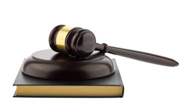 ahşap tokmak ve kitap beyaz arka planda izole yakın çekim