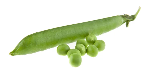 Guisantes verdes aislados sobre fondo blanco de cerca — Foto de Stock