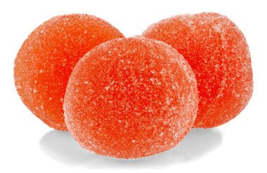 beyaz arka plan üzerinde izole kırmızı marmelat şeker topları