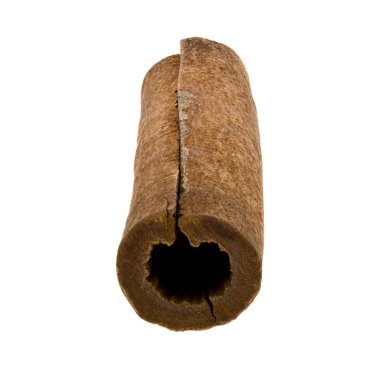 Tarçın çubuğu beyaz arkaplanda izole edildi.