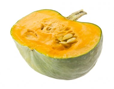 Dilimlenmiş balkabağı beyaz arkaplanda izole edilmiş