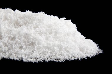 Siyah bir arkaplanda izole edilmiş beyaz kar yığını..