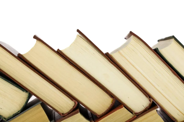 Куча книг, изолированных на белом фоне — стоковое фото