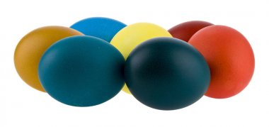 Renkli tavuk yumurtası beyaz arka plan yakın izole