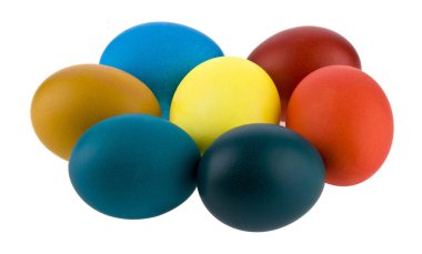 Renkli tavuk yumurtası beyaz arka plan yakın izole