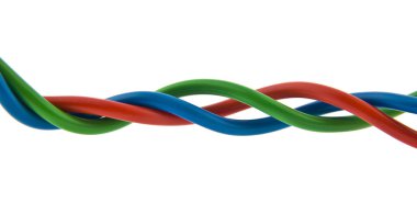 Beyaz arkaplanda izole edilmiş renkli kablolar yakın plan.