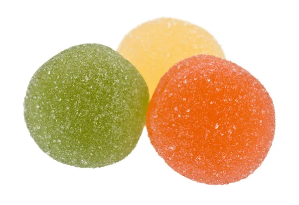 Marmalade kuličky v cukru izolované na bílém pozadí — Stock fotografie
