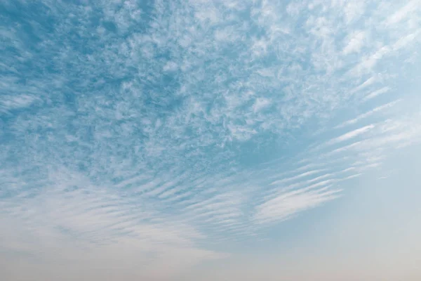 蓝蓝的天空与小云朵背景 — 图库照片