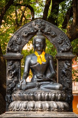 Turuncu bir khata (eşarp) Patan, Nepal'de giyen Buda heykeli