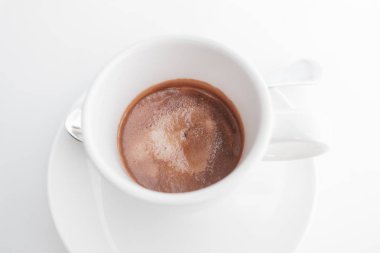 Beyaz masa üzerinde beyaz fincan espresso kahve. Yüksek anahtar tarzı vurdu.