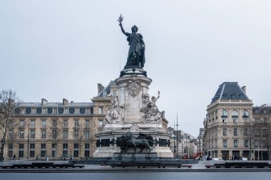 Paris, Fransa - Ocak 2018 yaklaşık: Marianne heykel, de la Republique Place, Fransa Cumhuriyeti'nın ulusal sembolü.