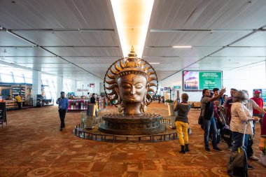 Yeni Delhi, Hindistan - Nisan 2017 yaklaşık: Surya bronz heykel Indira Gandhi Uluslararası Havalimanı, Terminal 3. Hinduizm güneş tanrısı Surya olduğunu.