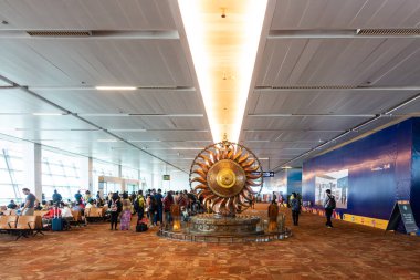 Yeni Delhi, Hindistan - Nisan 2017 yaklaşık: Surya bronz heykeli arkası Indira Gandhi Uluslararası Havalimanı, Terminal 3. Hinduizm güneş tanrısı Surya olduğunu.