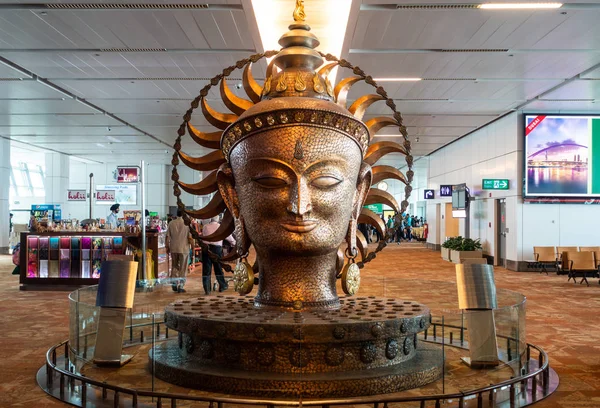 Yeni Delhi, Hindistan - Nisan 2017 yaklaşık: Surya bronz heykel Indira Gandhi Uluslararası Havalimanı, Terminal 3. Hinduizm güneş tanrısı Surya olduğunu.