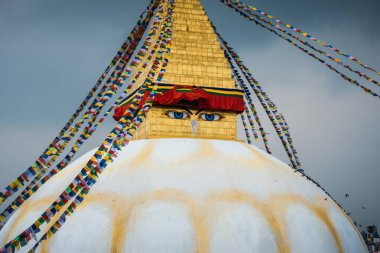 Boudhanath stupa Katmandu, Nepal. Arka planda fırtınalı bulutlar.