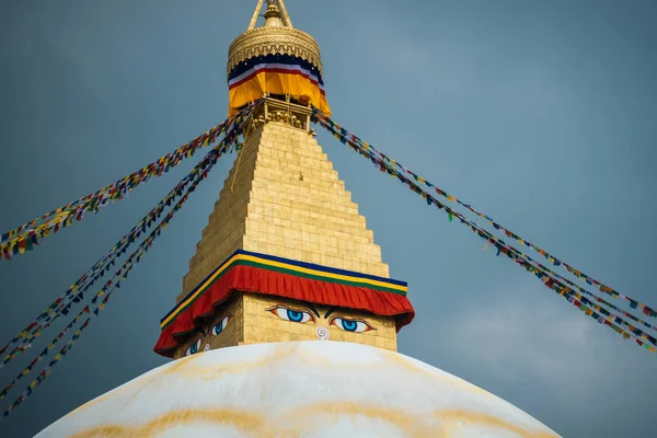 Boudhanath stupa Katmandu, Nepal. Arka planda fırtınalı bulutlar.