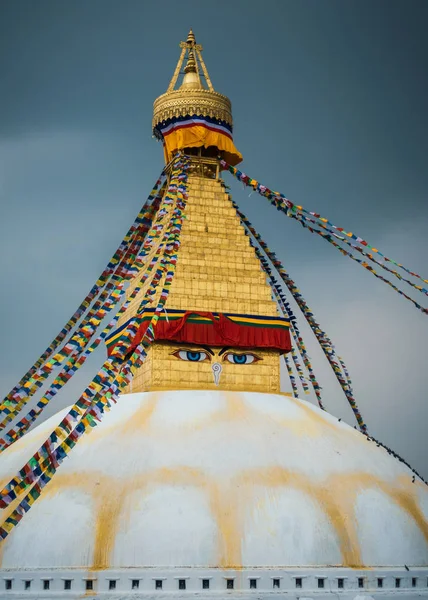 Boudhanath stupa Katmandu, Nepal. Arka planda fırtınalı bulutlar.