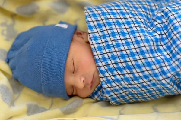 Schattige Euraziatische Pasgeboren Baby Slapen — Stockfoto