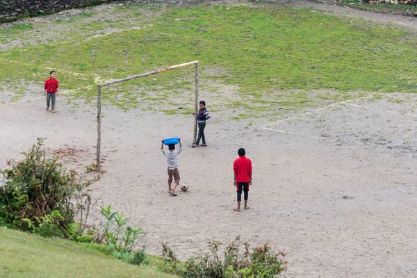 ガレガウン ネパール 2018年 月年頃 こどものサッカー それらの つは彼の頭に青い盆地を運ぶ 目標は木の枝から成ってください — ストック写真