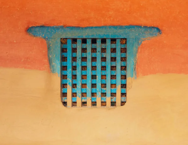Tradycyjne Drewniane Okno Nepalu Nazwie Ankhi Jhyal Pomalowane Niebiesko Pomarańczowy — Zdjęcie stockowe