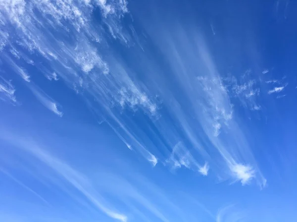大风云和蓝天背景 — 图库照片
