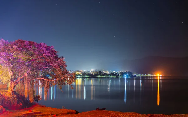 Pokhara nad jeziorem w nocy, Nepal — Zdjęcie stockowe