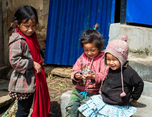 Három Nepáli lányok Lamjung kerületben, Nepál — Stock Fotó