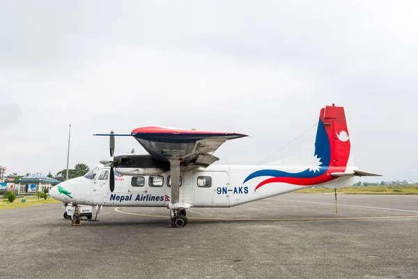 Avión Harbin Y-12E de Nepal Airlines en el aeropuerto de Pokhara — Foto de Stock