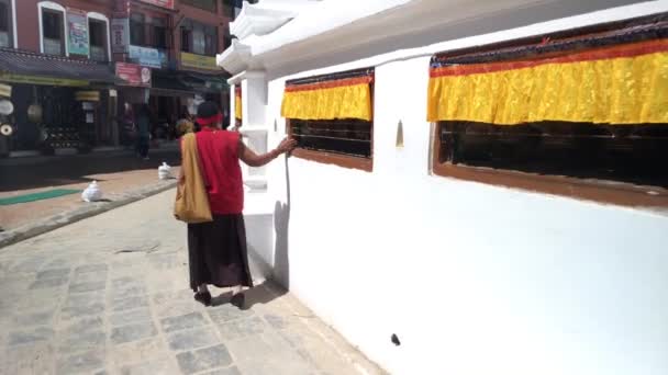 カトマンズ ネパール 2018年 月年頃 仏教僧ボダナート仏塔の周りを歩くし 祈りの輪を回転させます バイノーラル マイクで記録した — ストック動画
