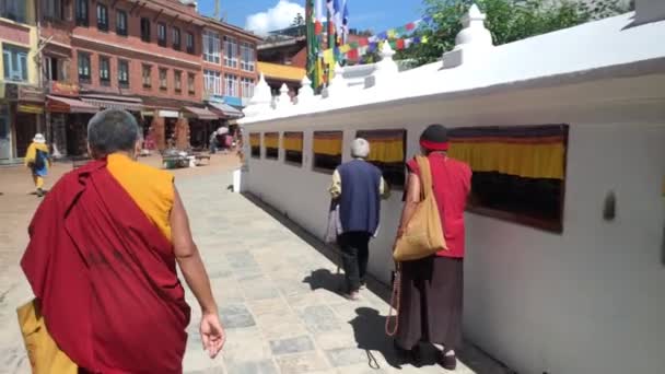 Kathmandu Nepal Circa September 2018 Buddhistmunk Går Runt Boudhanath Stupa — Stockvideo