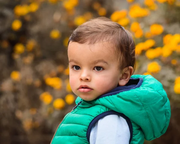 Retrato Aire Libre Del Niño Raza Mixta Jardín Flores Caléndula —  Fotos de Stock