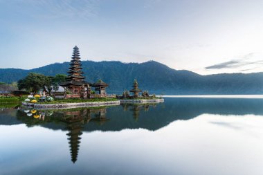 Bali 'deki Pura Ulun Danu Beratan Tapınağı