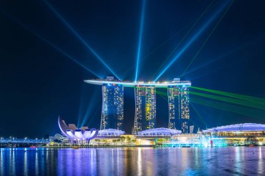 Singapur Marina Bay Sands su ve ışık gösterisi