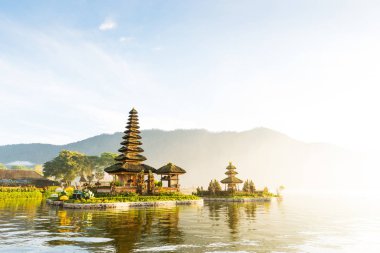 Bali 'deki Pura Ulun Danu Beratan Tapınağı