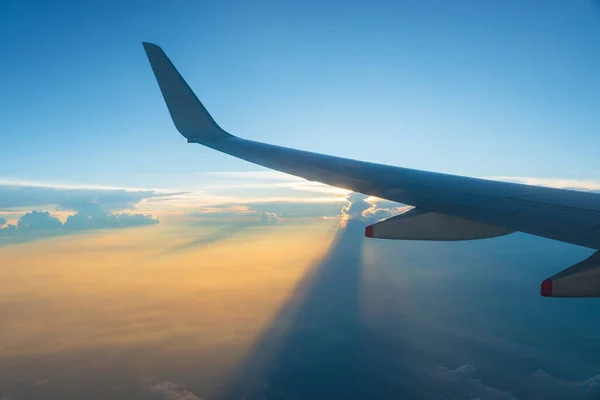 夕暮れ時の飛行機の翼 — ストック写真