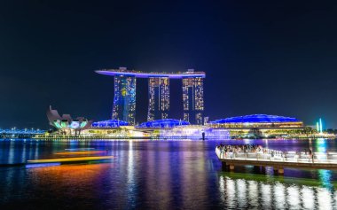 Singapur Marina Bay Sands su ve ışık gösterisi