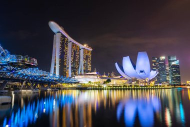 Singapur gece Marina Bay Sands otel