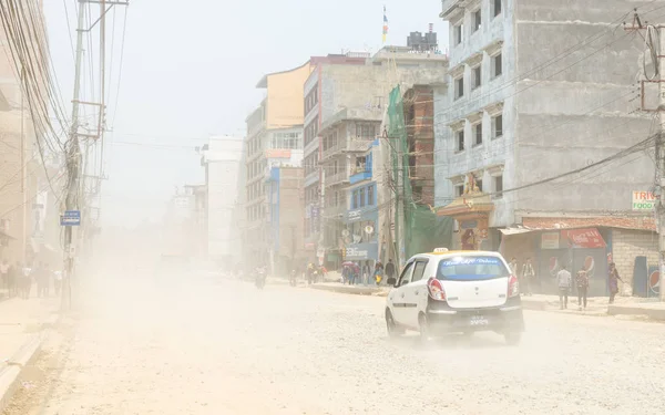 Verkehr und Staub an der Boudha Road in Kathmandu, Nepal — Stockfoto