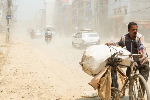 Tráfego e poeira na Boudha Road em Kathmandu, Nepal — Fotografia de Stock