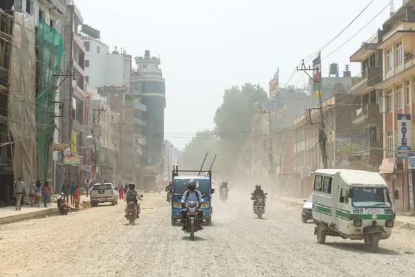 Trafik och damm vid Boudha Road i Kathmandu, Nepal — Stockfoto