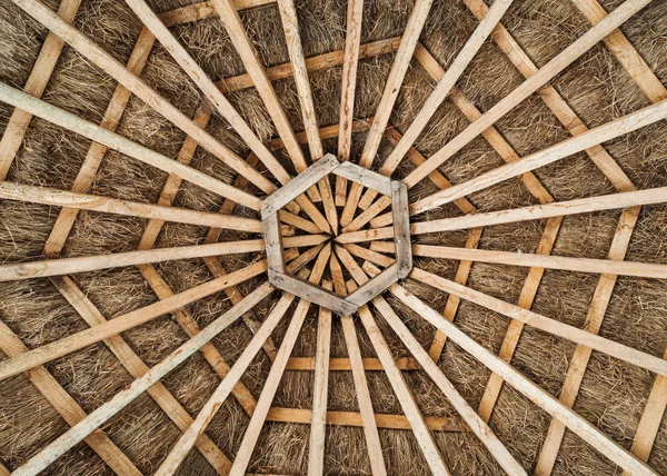 Houten frame en rieten dak — Stockfoto
