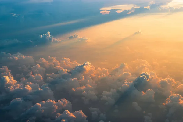 Vue aérienne des nuages au coucher du soleil — Photo