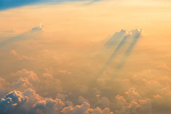 Вид с воздуха на облака на закате — стоковое фото