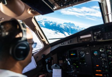 Everest Dağı bir dağ uçuşunun kokpitinden görüldü