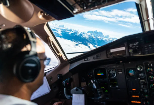 Monte Everest visto a través de la cabina de un vuelo de montaña — Foto de Stock