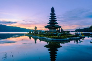 Bali 'deki Pura Ulun Danu Beratan Tapınağı