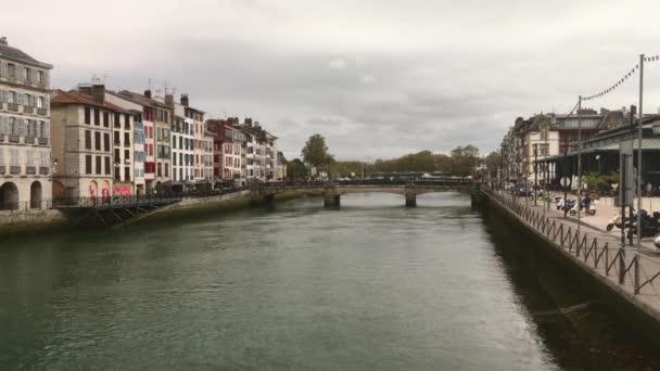 El río Nive en Bayona, Francia — Vídeos de Stock