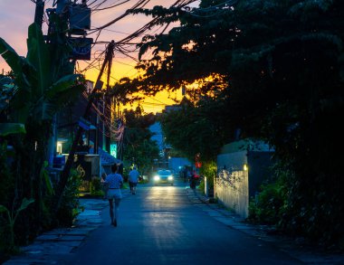 Günbatımında Seminyak 'ta küçük bir sokak, Bali, Endonezya