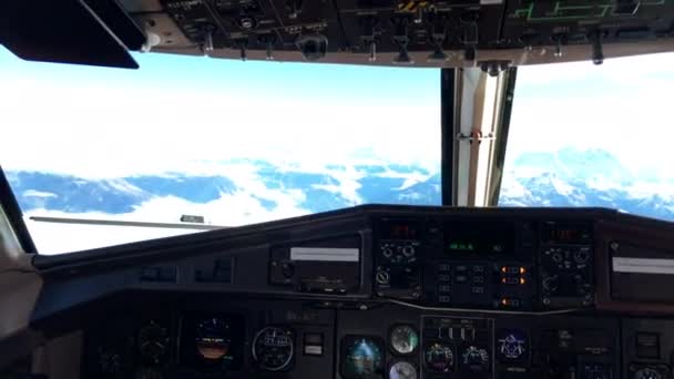 Utsikt över Mount Everest från flygplanscockpit under en bergsflygning, Nepal — Stockvideo